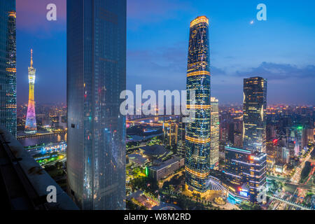 ------ Nacht Blick auf die Canton Tower, Links und anderen Wolkenkratzern und Hochhäusern in der Stadt Guangzhou, Provinz Guangdong im Süden Chinas, 18 Au Stockfoto