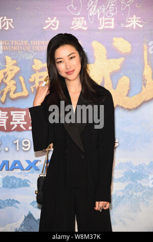 Chinesische Schauspielerin Zhu Zhu kommt auf dem roten Teppich zur Premiere des Films "Crouching Tiger, Hidden Dragon: Schwert des Schicksals" in Peking, China, Stockfoto
