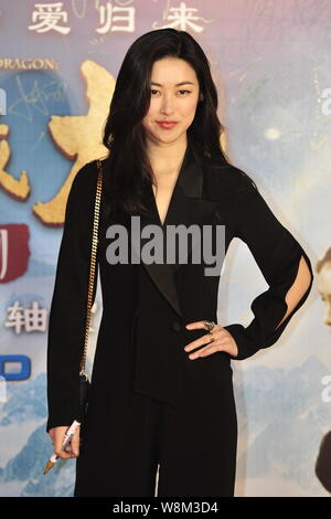 Chinesische Schauspielerin Zhu Zhu kommt auf dem roten Teppich zur Premiere des Films "Crouching Tiger, Hidden Dragon: Schwert des Schicksals" in Peking, China, Stockfoto
