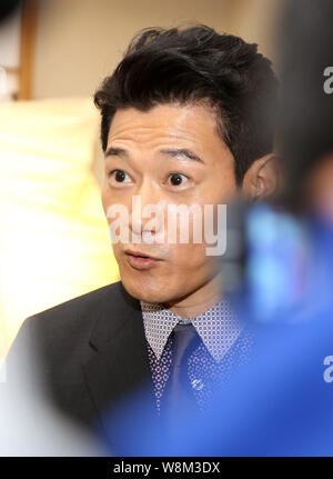 Japanische Schauspieler Koji Yano ist während einer Feierstunde Der japanische Außenminister's Award in Peking, China, 20. Februar 2016 befragt. Stockfoto