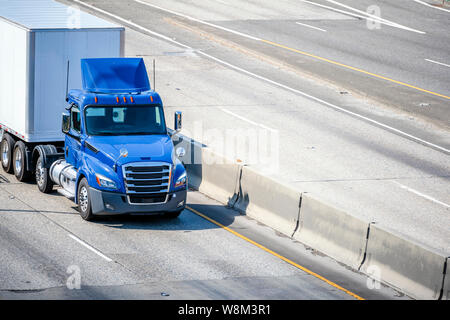 Glänzende blaue professional Industrial Grade Big Rig Tag cab Semi Truck für die lokalen Lieferungen Transport schwer trocken van Auflieger mit kommerziellen Ladung Stockfoto