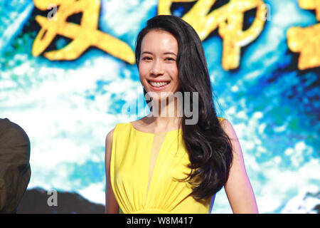 Hong Kong Sängerin Karen Mok stellt während einer Pressekonferenz für die Werbeaktionspunkte song Ihres Films "Die Meerjungfrau" in Peking, China, 18. Januar 2016. Stockfoto