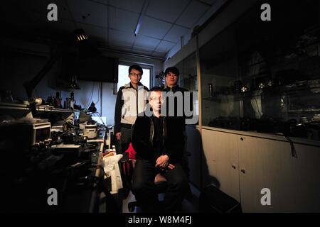 Chinesische Reparatur veteran Zhan Chunming, Front, und seine Lehrlinge sind dargestellt in seiner Werkstatt in Peking, China, 10. Januar 2016. Zhan Chunming wurde ausgeführt Stockfoto