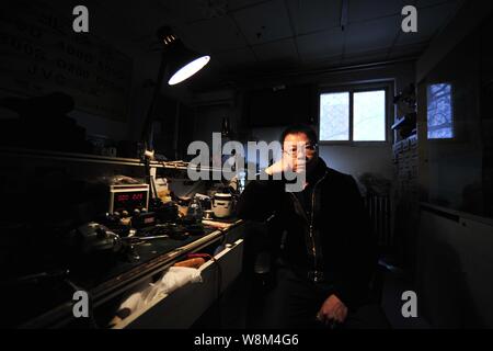 Chinesische Reparatur veteran Zhan Chunming wird dargestellt in seinem Geschäft in Peking, China, 10. Januar 2016. Zhan Chunming hat eine Kamera Reparatur Shop mit seinem Lauf Stockfoto