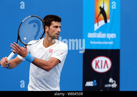 Novak Djokovic aus Serbien nimmt teil an einer Schulung für den 2016 Australian Open Tennis Turnier in Melbourne, Australien, 19. Januar 2016. Stockfoto