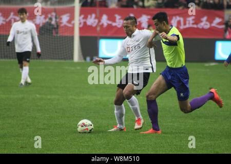 Korean Soccer Star Jong Tae-se, Links, Herausforderungen einer chinesischen Star während der '2016 asiatischen Lächeln Cup in China" freundlich Fußballspiel in Shanghai, China, Stockfoto