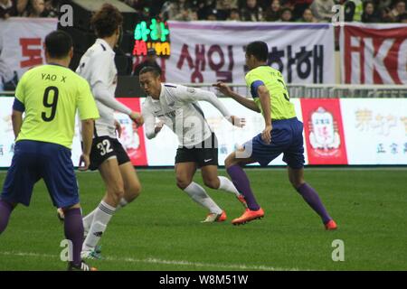 Korean Soccer Star Jong Tae-se, zweite rechts, Herausforderungen einer chinesischen Star während der '2016 asiatischen Lächeln Cup in China" freundlich Fußballspiel in Shanghai Stockfoto