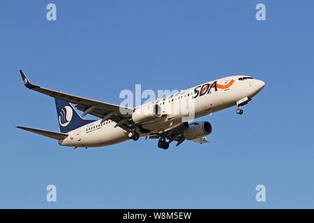 --FILE - eine Boeing 737-800 Passenger Jet von Shandong Airlines bereitet am internationalen Flughafen Yantai Laishan in Yantai Stadt zu Land, im Osten Chinas Stockfoto