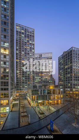 Nachtansicht von Bürogebäuden in Jianwai SOHO von Soho China in Peking, China, 14. Januar 2016. Stockfoto