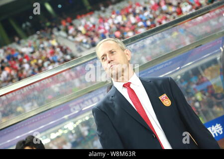 ------ Französische Fußball-Trainer Alain Perrin, Headcoach des Chinesischen Nationalen Männer Fußballmannschaft, wird dargestellt, während ein Match gegen Hongkong für t Stockfoto