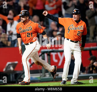 San Francisco, USA. 09 Aug, 2019. August 09, 2019: San Francisco Giants catcher Stephen Vogt (21) wird mit der dritten Unterseite Trainer Ron Wotus (23) für seinen sechsten Inning home run, während ein MLB-Spiel zwischen den Philadelphia Phillies und die San Francisco Giants bei Oracle Park in San Francisco, Kalifornien angefeuert. Credit: Cal Sport Media/Alamy leben Nachrichten Stockfoto