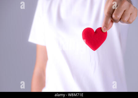 Frau Hand ein rotes Herz für World Heart Day Konzept, Kopieren Platz für Text. Stockfoto