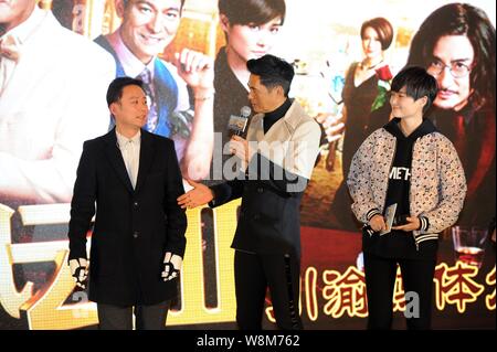 (Von links) Chinesische dubbing Schauspieler Chen Hao, Hong Kong Schauspieler Chow Yun-fat, chinesische Sängerin und Schauspielerin Li Yuchun auf einer Pressekonferenz teilnehmen zu fördern. Stockfoto