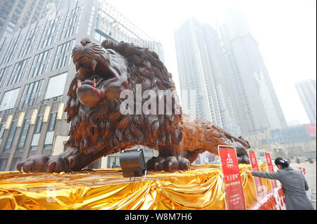 Ein Löwe Skulptur aus Myanmar Palisander ist auf Anzeige auf einem Platz in Wuhan City, Central China Provinz Hubei, 4. Januar 2016. Ein Löwe Skulptur Stockfoto