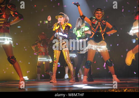 Gillian Chung, Mitte rechts, und Charlene Choi, Mitte links, von Hong Kong Pop Duo Zwillinge führen Sie bei ihrem Konzert in Hong Kong Coliseum, allgemein k Stockfoto