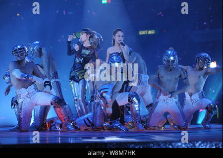 Gillian Chung, Mitte rechts, und Charlene Choi, Mitte links, von Hong Kong Pop Duo Zwillinge führen Sie bei ihrem Konzert in Hong Kong Coliseum, allgemein k Stockfoto