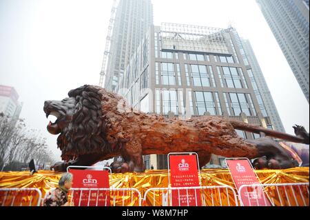 Ein Löwe Skulptur aus Myanmar Palisander ist auf Anzeige auf einem Platz in Wuhan City, Central China Provinz Hubei, 4. Januar 2016. Ein Löwe Skulptur Stockfoto