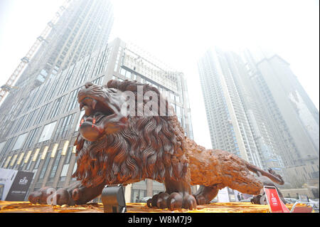 Ein Löwe Skulptur aus Myanmar Palisander ist auf Anzeige auf einem Platz in Wuhan City, Central China Provinz Hubei, 4. Januar 2016. Ein Löwe Skulptur Stockfoto