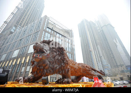 Ein Löwe Skulptur aus Myanmar Palisander ist auf Anzeige auf einem Platz in Wuhan City, Central China Provinz Hubei, 4. Januar 2016. Ein Löwe Skulptur Stockfoto