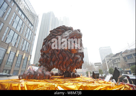 Ein Löwe Skulptur aus Myanmar Palisander ist auf Anzeige auf einem Platz in Wuhan City, Central China Provinz Hubei, 4. Januar 2016. Ein Löwe Skulptur Stockfoto