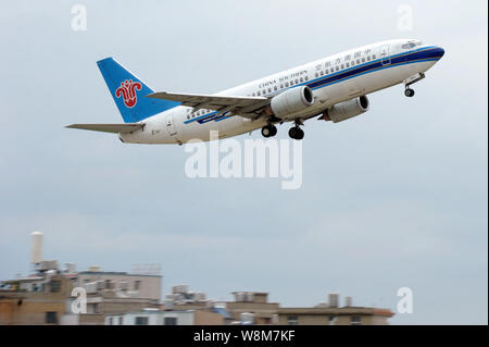 ---- Ein Passagier Jet von China Southern Airlines vom Internationalen Flughafen Kunming Wujiaba in Kunming, Yunnan im Südwesten Chinas Stockfoto