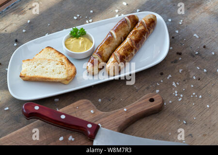 Gegrillte Würstchen. Nahaufnahme der Wurst auf dem Grill. Hausgemachte Wurst. Bayerische Wurst Stockfoto