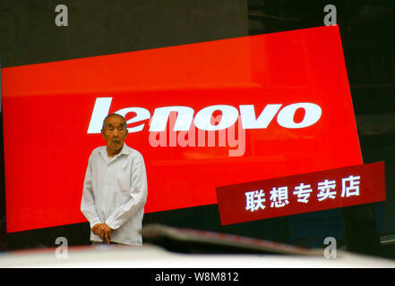 ---- Ein älterer Mann steht vor einer Filiale von Lenovo in Kunshan City, der Provinz Hubei in Zentralchina, 17. September 2015. Technologie Riese Len Stockfoto
