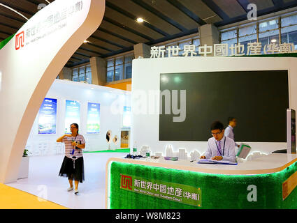 ---- Chinese Eigenheimkäufer besuchen Sie den Stand der Neuen Welt China Land (Südchina) während einer Immobilien Messe in Guangzhou City, South China Guangdo Stockfoto