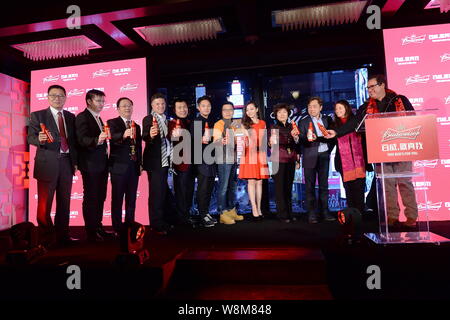 Chinesische Sänger Zhang Liangying, Zentrum in Rot, stellt während einer Werbeveranstaltung für Budweiser auf dem Times Square in New York City, USA, 26. Januar 20 Stockfoto
