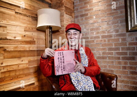 Chinesische Schauspieler Zhang Jinlai, besser bekannt unter seinem Künstlernamen Liu Xiao Ling Tong bekannt, wirft mit einer Grußkarte in einem Interview in Peking, China, 28 Ja Stockfoto