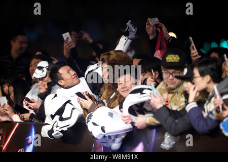 Chinesische fans warten, um zu sehen, Darsteller des Films Star Wars: Die Kraft, weckt" während einer Premiere des Films in Shanghai, China, 27. Dezember Stockfoto