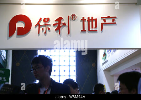---- Chinese Eigenheimkäufer besuchen Sie den Stand von Poly Real Estate Group während der Immobilien Messe in Shanghai, China, 3. Oktober 2014. Poly Real Estate Stockfoto