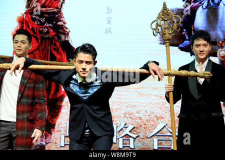 (Von links) Hong Kong Schauspieler Law Chung-Ihm, besser bekannt als ihm Recht, und Aaron Kwok, chinesische Schauspieler Feng Shaofeng nehmen an einer Pressekonferenz zu fördern. Stockfoto