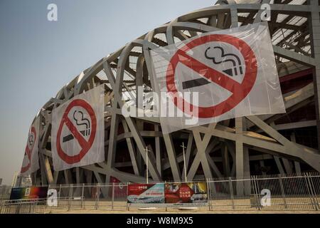 ---- Blick auf die anti-Rauchen Banner auf das Nationalstadion angezeigt, auch als der Bird's Nest, am Weltnichtrauchertag in Peking, China, 31 M Stockfoto