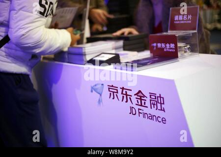 ---- Ein Besucher am Stand von JD Finanzen der Chinesischen Online-Händler JD.com während einer Ausstellung in Shanghai, China, 6. Dezember 2015 gesehen. Chi Stockfoto