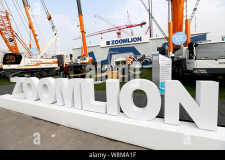 ---- Besucher Blick auf Bau maschinen der Zoomlion auf Anzeige an der 7. Internationalen Fachmesse für Baumaschinen, Baustoffmaschinen Materia Stockfoto