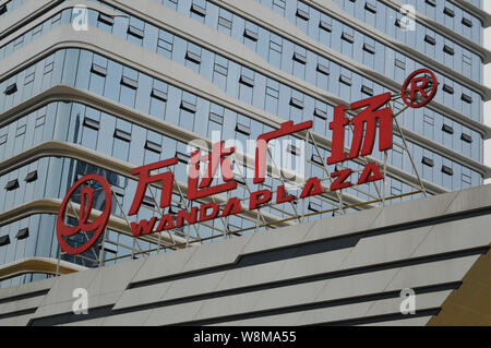 ---- Blick auf einem Schild eines Wanda Plaza von Dalian Wanda Group in Chongqing, China, 19. Dezember 2015. Milliardär chinesische Immobilienentwickler Stockfoto