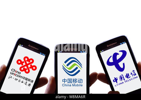 ---- Chinese Handy Nutzer zeigen Logos von (von links) China Unicom, China Mobile und China Telecom auf ihren Smartphones in Stadt Shaoyang, Zentr Stockfoto