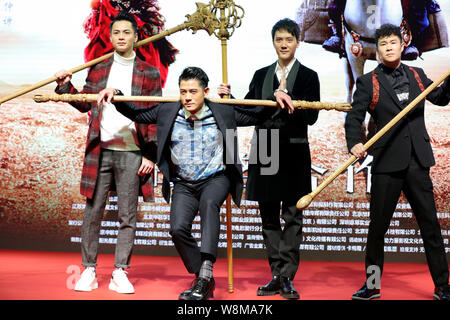 (Von links) Hong Kong Schauspieler Law Chung-Ihm, besser bekannt als ihm Recht, und Aaron Kwok, chinesische Akteure Feng Shaofeng und Shen Er, besser bekannt als Xiaoshe Stockfoto