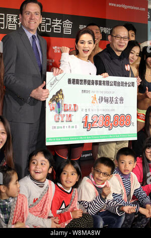 Sängerin und Schauspielerin Ella Chen Chia-hwa, Mitte, der Taiwanese Girl Group S.H.E besucht eine Pressekonferenz für die Spende der Nächstenliebe Kalender von Welt Stockfoto