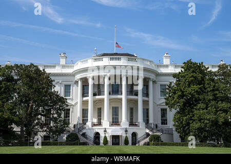 Washington, Vereinigte Staaten von Amerika. 04 Aug, 2019. Die amerikanische Flagge wird auf halbmast - Personal über dem Weißen Haus Sonntag, August 4, 2019, in Erinnerung an die Opfer der Anschläge in El Paso, Texas, und Dayton, Ohio Personen: Präsident Donald Trump, erste Dame Melania Trump Credit: Stürme Media Group/Alamy leben Nachrichten Stockfoto