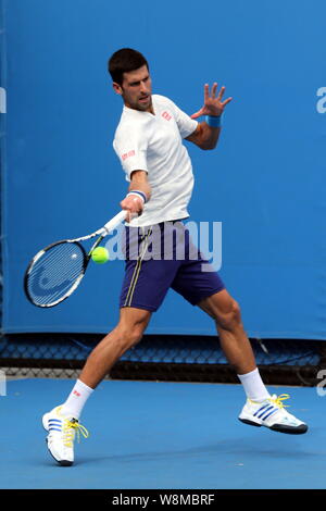 Novak Djokovic aus Serbien nimmt teil an einer Schulung für den 2016 Australian Open Tennis Turnier in Melbourne, Australien, 19. Januar 2016. Stockfoto