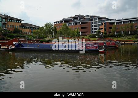 Narrowboats günstig im Becken an der Waterfront Business Park, auf der Dudley Canal, Black Country, Großbritannien Stockfoto