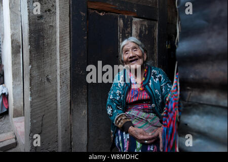 Eine Maya indigene Frau in San Jorge La Laguna, Solola, Guatemala. Stockfoto