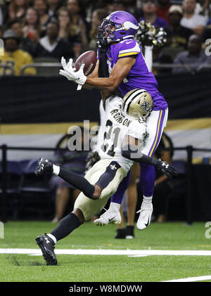 New Orleans, Louisiana, USA. 9 Aug, 2019. (Von oben nach unten) Minnesota Vikings wide receiver BISI JOHNSON fängt den Ball in der Luft für einen Touchdown, wie er von New Orleans Saints Defensive zurück Patrick Robinson bei einem NFL preseason Spiel angegangen wird. Credit: Dan Anderson/ZUMA Draht/Alamy leben Nachrichten Stockfoto