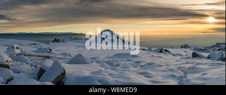 Brillante Winterlandschaft - amazing gefrorene Landschaft auf einem Berg in Bulgarien - lebendige Farben, unberührte Natur - eindrucksvolle Zusammensetzung Stockfoto