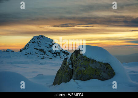 Brillante Winterlandschaft - amazing gefrorene Landschaft auf einem Berg in Bulgarien - lebendige Farben, unberührte Natur - eindrucksvolle Zusammensetzung Stockfoto