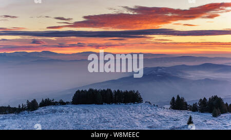 Brillante Winterlandschaft - amazing gefrorene Landschaft auf einem Berg in Bulgarien - lebendige Farben, unberührte Natur - eindrucksvolle Zusammensetzung Stockfoto