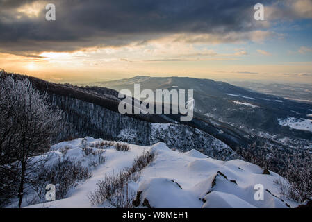 Brillante Winterlandschaft - amazing gefrorene Landschaft auf einem Berg in Bulgarien - lebendige Farben, unberührte Natur - eindrucksvolle Zusammensetzung Stockfoto