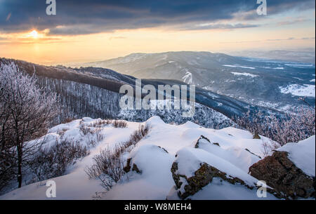 Brillante Winterlandschaft - amazing gefrorene Landschaft auf einem Berg in Bulgarien - lebendige Farben, unberührte Natur - eindrucksvolle Zusammensetzung Stockfoto
